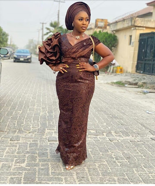 Latest 2020 Lovely Asoebi Gown Styles - Hairstyles 2u